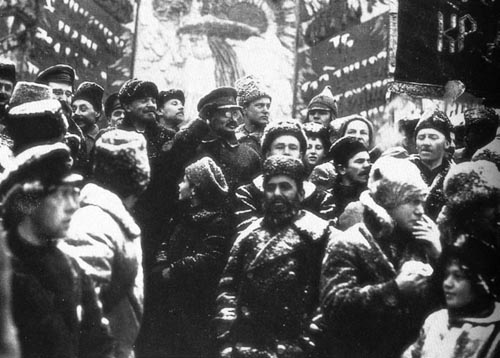 mify_-_v._lenin_i_l._trotskiy_na_krasnoy_ploshchadi.jpg
