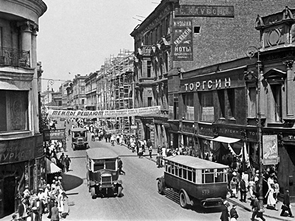 moskva._1939._ulitsa_petrovka.jpg