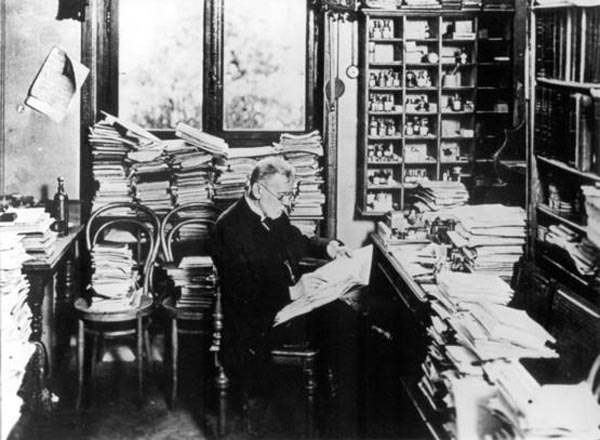 paul_erlih_v_rabochem_kabinete._frankfurt._ok._1900_goda.jpg